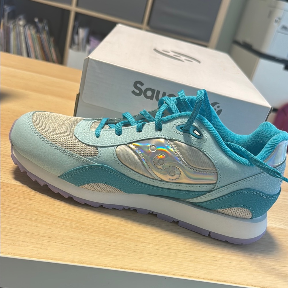 Saucony Girls Shoes Size 7 new.